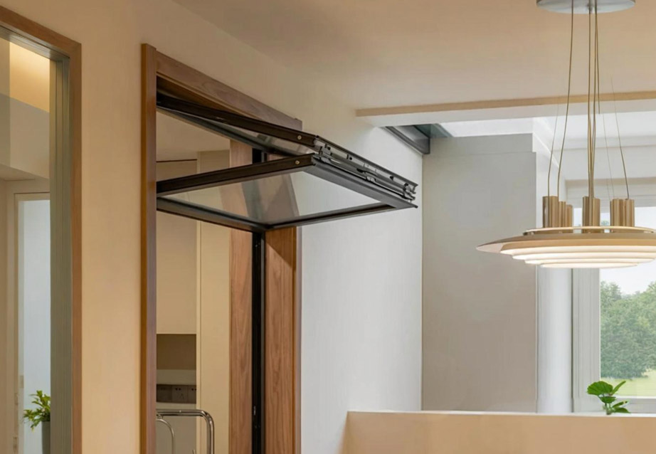 Upper folding window